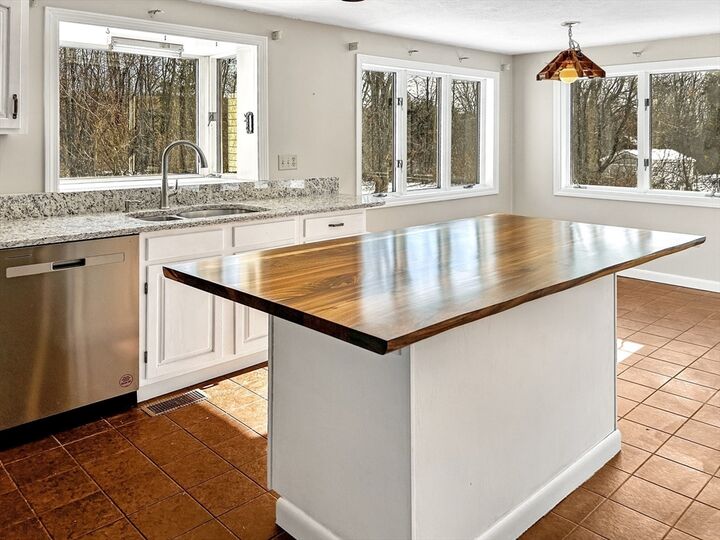 Property Photo:  6 Bancroft  MA 01463 