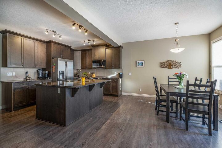 Photo de la propriété:  1156 Hillcrest Lane SW  AB T4B 3W2 