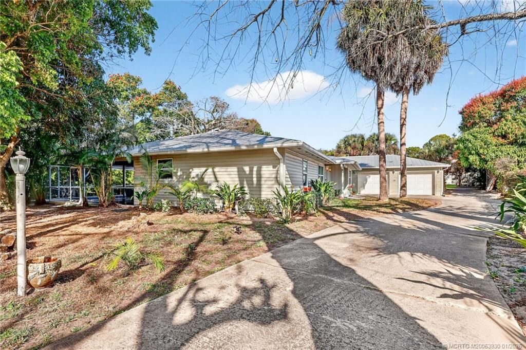 Property Photo:  221 SE Tressler Drive  FL 34994 