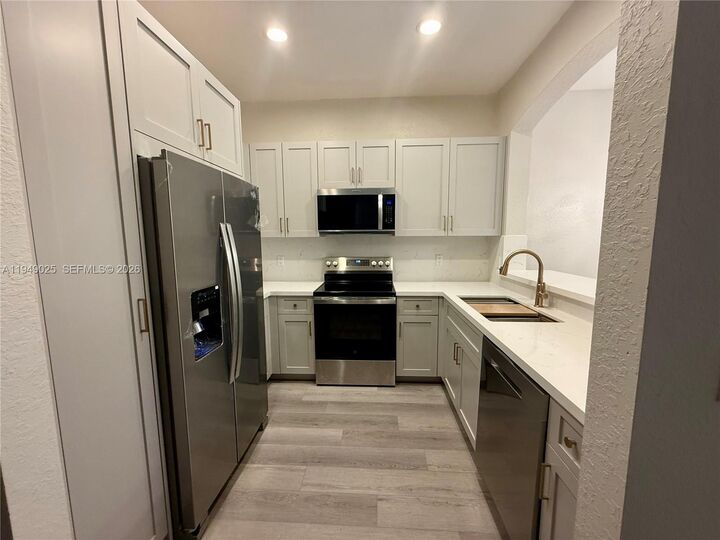 Property Photo:  2511 SW 99th Way 2511  FL 33025 