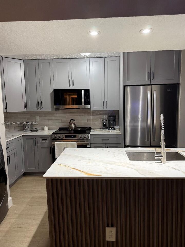 Property Photo:  8019 NW 15th Mnr 8019  FL 33322 