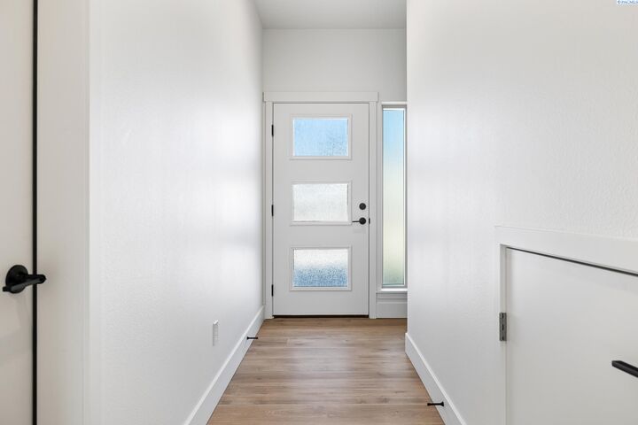 Property Photo:  1096 S Underwood Pl  WA 99337 