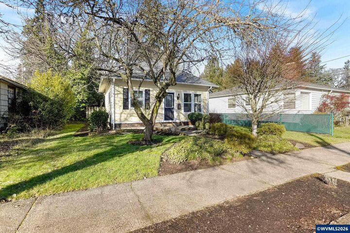 Property Photo:  1065 22nd St NE  OR 97301 