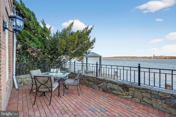 Property Photo: 700 Kahn Place VA 22314