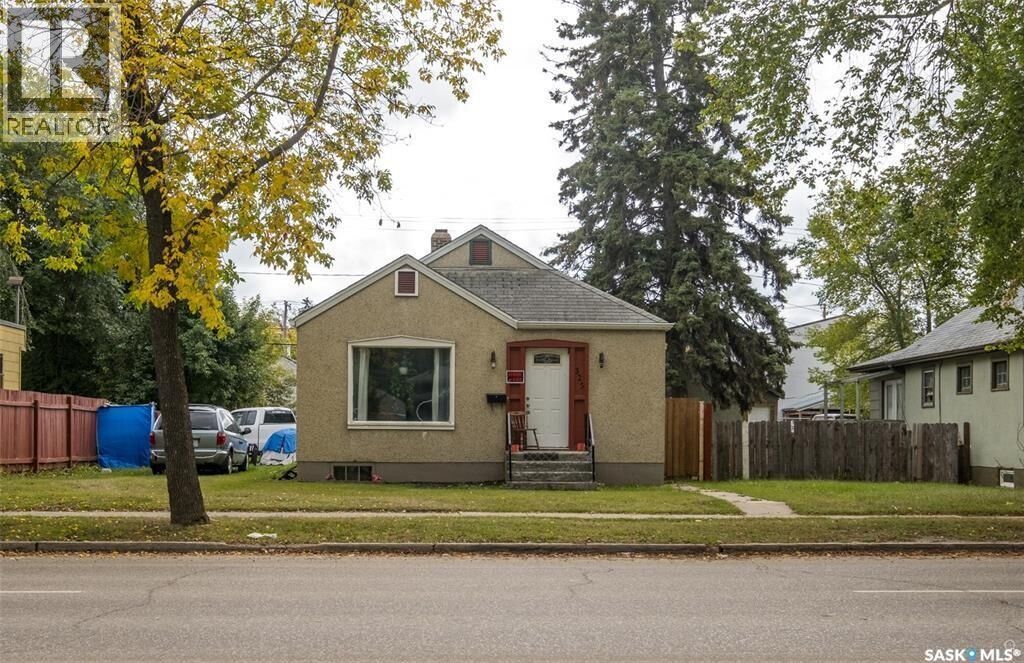 Property Photo:  325 15th Street W  SK S6V 4A2 