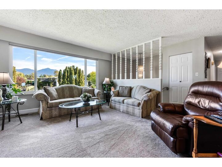 Photo de la propriété:  6961 Sheffield Way  BC V2R 3T2 