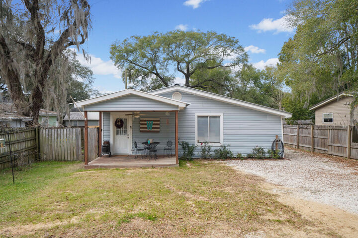 Property Photo:  206 Jones Avenue  FL 32578 