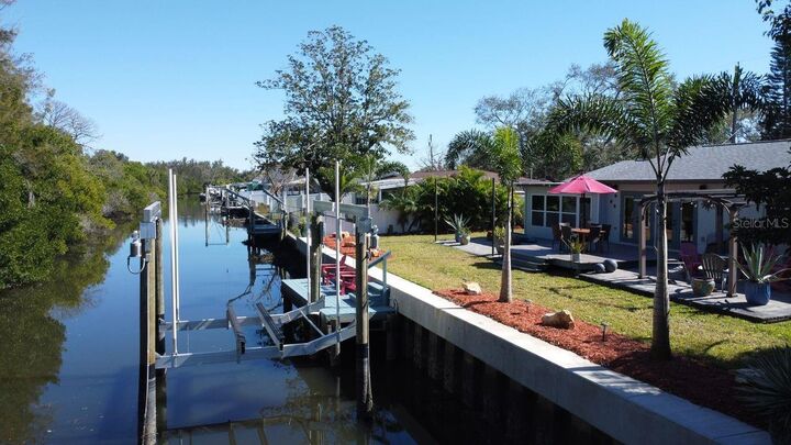 Property Photo: 201 79th Avenue NE FL 33702