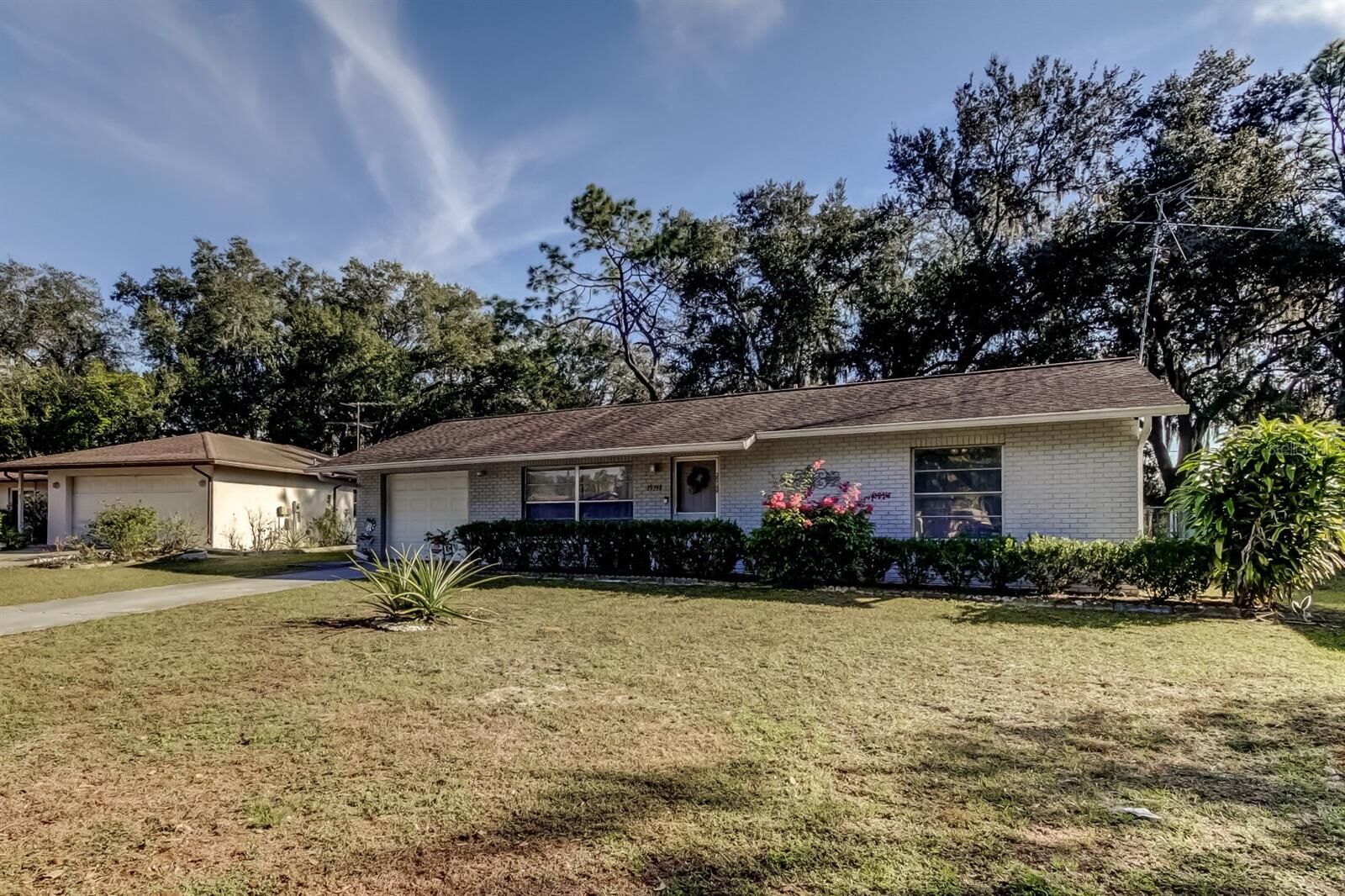 Property Photo: 39748 Meadowood Loop FL 33542