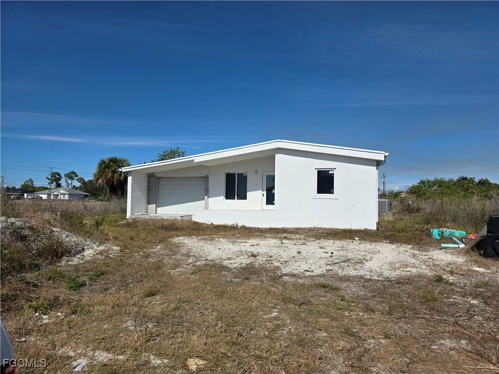 Property Photo:  3030 39th Street SW  FL 33976 