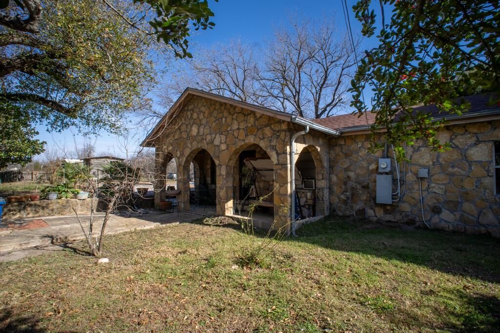 Property Photo:  1025 S Belknap Street  TX 76667 