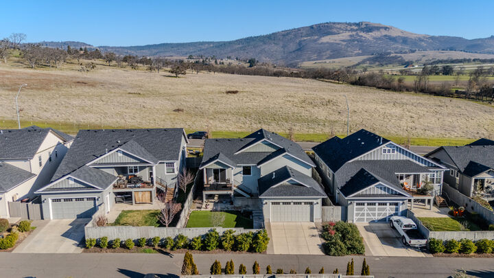 Property Photo:  1130 Stanford Avenue  OR 97504 