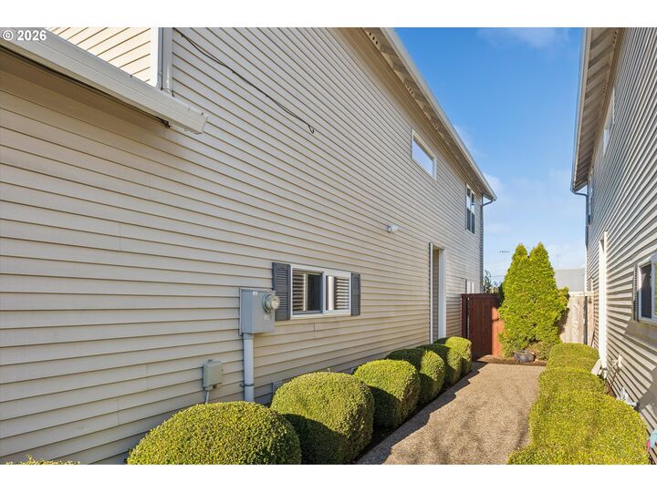 Property Photo:  162 Alli Ct  OR 97027 
