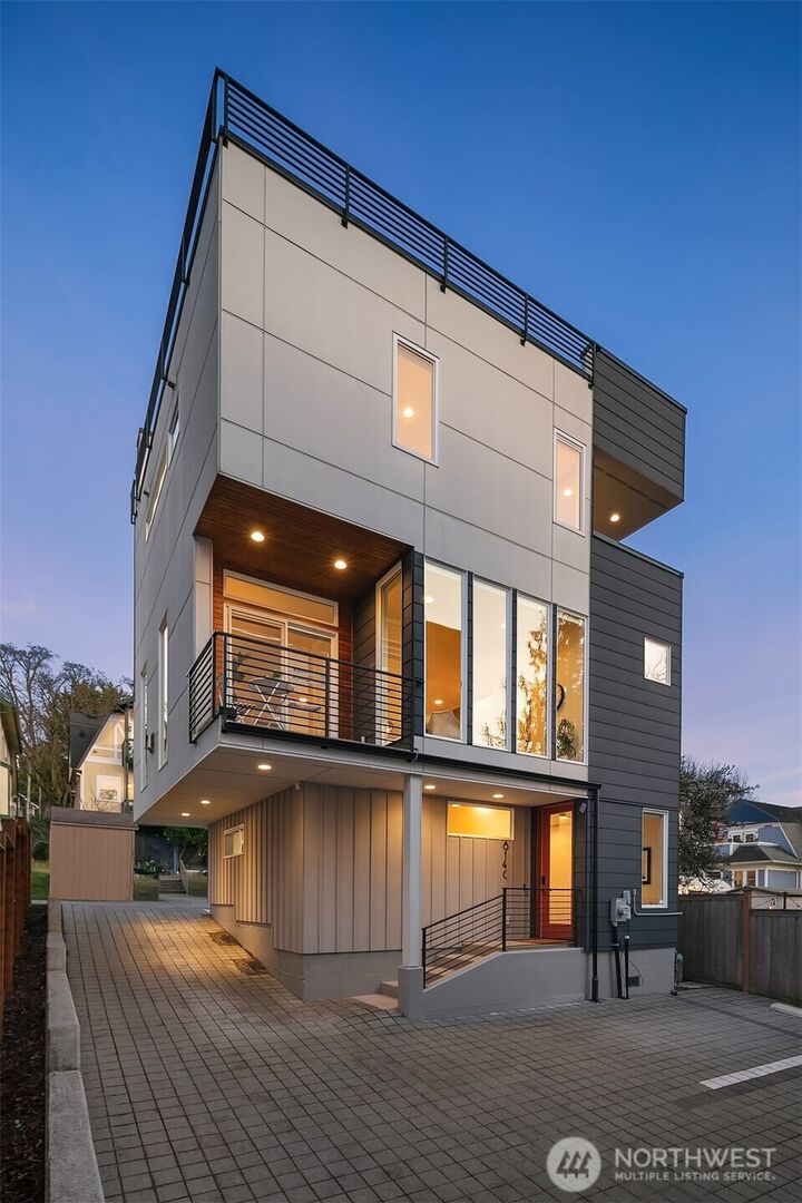 Property Photo:  814  14th Avenue C  WA 98122 