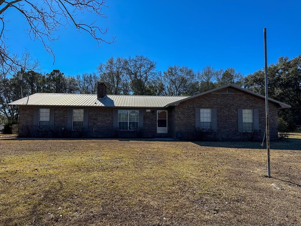 Property Photo: 4082 E Cottonwood Rd AL 36301
