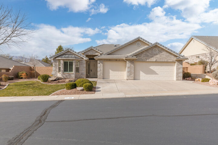 Property Photo: 1730 W Stonebridge Drive, #20 Dr UT 84770