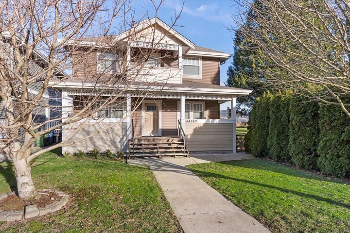 Photo de la propriété:  34749 3 Avenue  BC V2S 8B9 