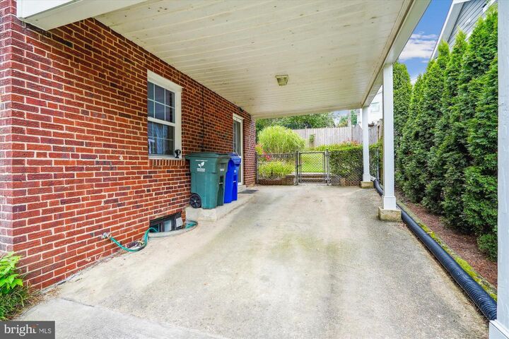 Property Photo:  6124 12th Road N  VA 22205 