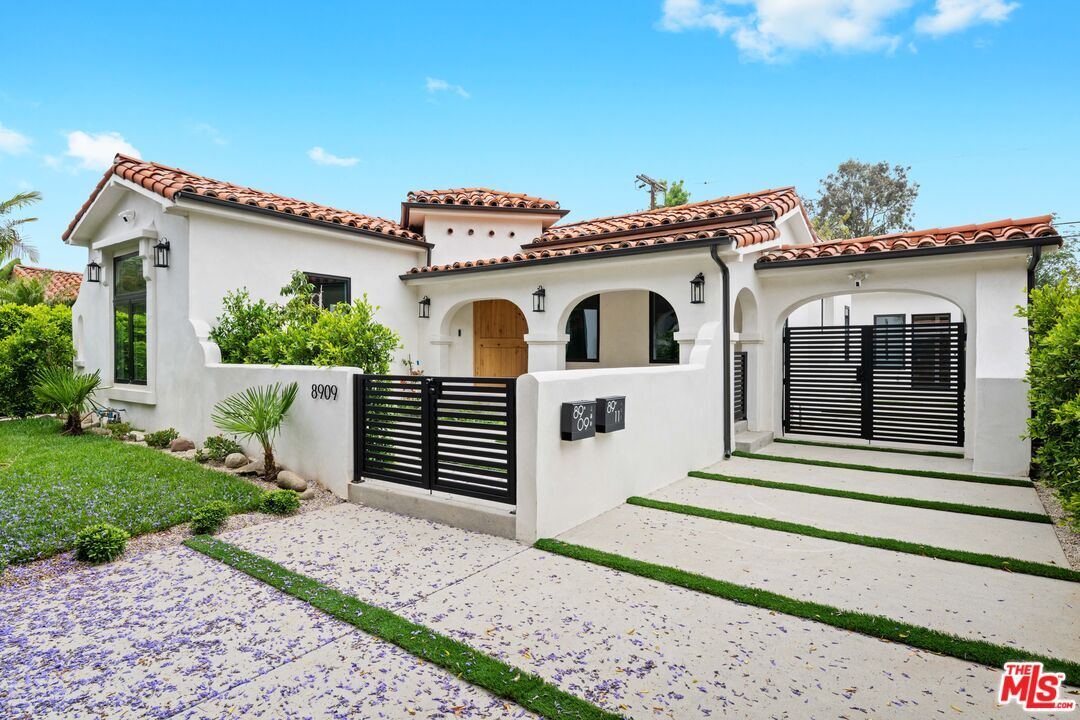 Property Photo:  8909 W 24th St  CA 90034 