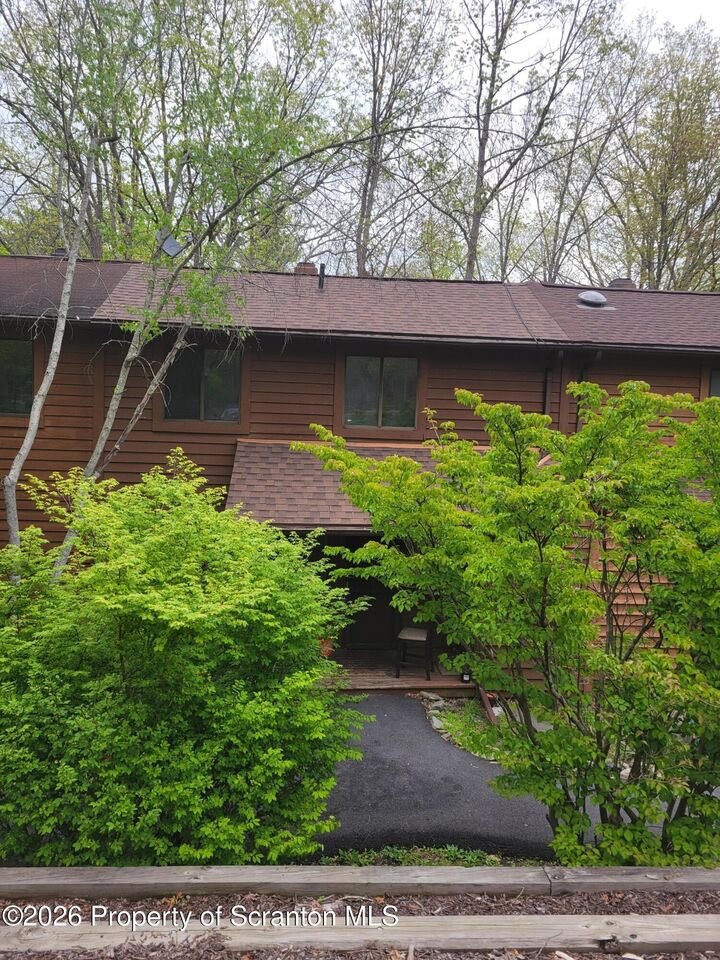 Property Photo: 128 Meadow View Court PA 18324