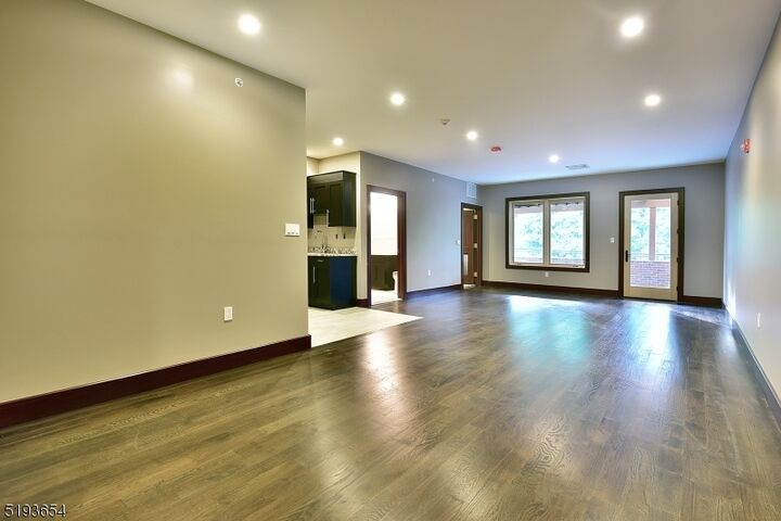 Property Photo:  8 White Hall Rd, Unit 3  NJ 07082 