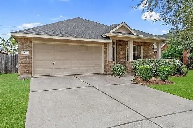 Property Photo: 7923 Thorncroft Manor Lane TX 77407