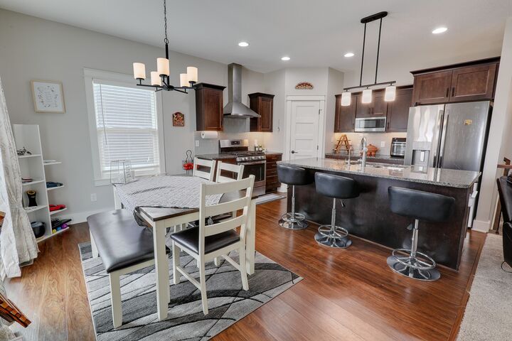 Property Photo:  1818 Lakeview Drive  IA 50219 