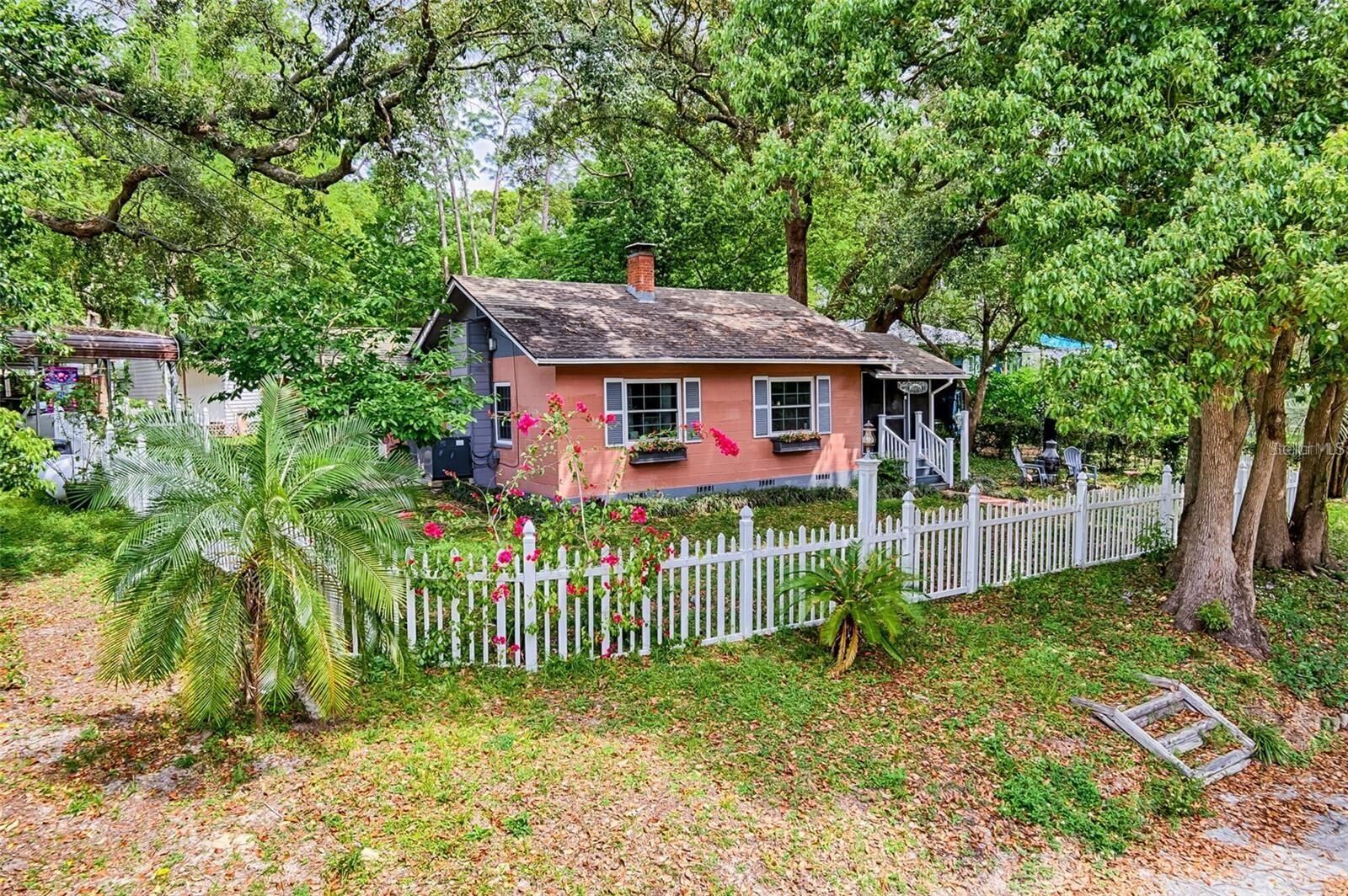 Property Photo: 360 SE Lakeview Drive FL 32656