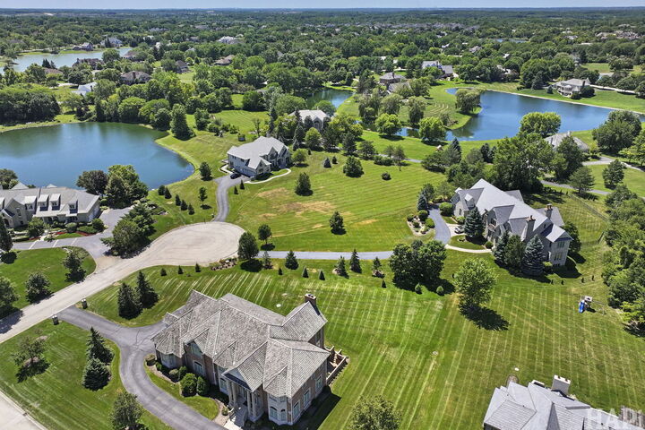 Property Photo:  12 Leanda Court  IL 60010 