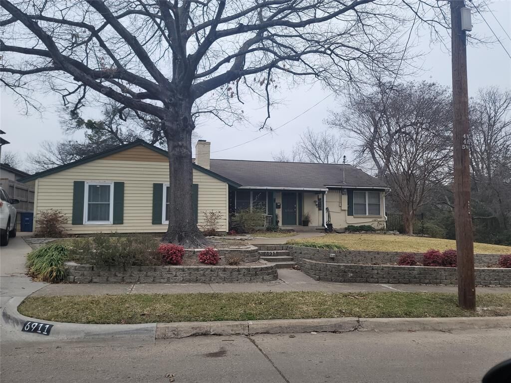 Property Photo: 6911 Chantilly Lane TX 75214