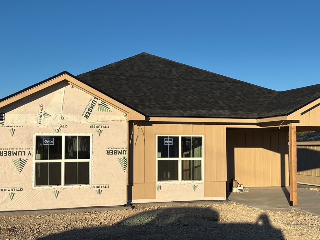 Property Photo:  301 N 1st St  TX 76941 