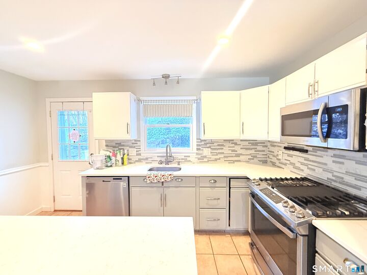 Property Photo:  4 Hill Court B  CT 06850 