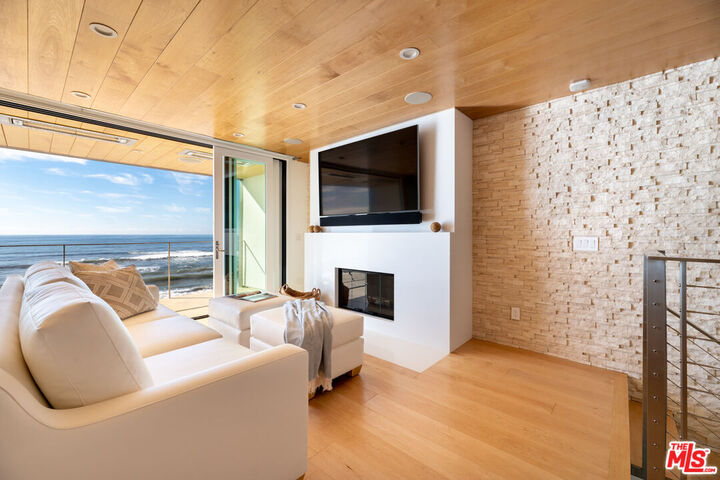 Property Photo:  11950 Beach Club Way  CA 90265 