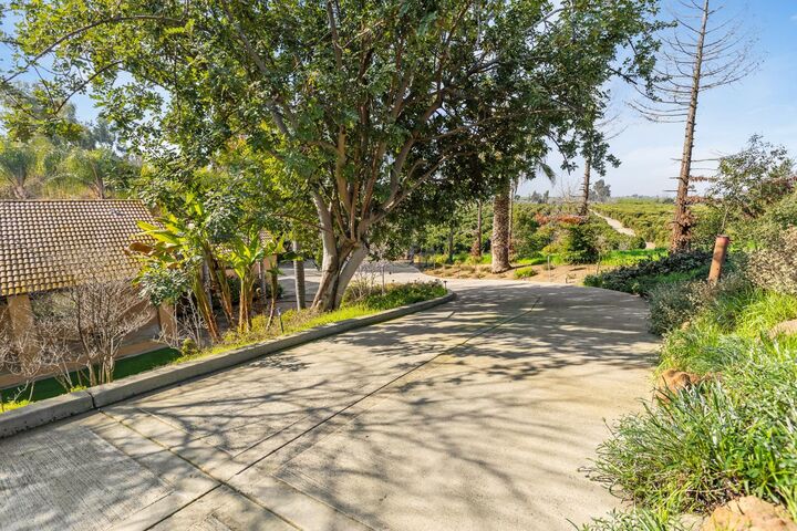 Property Photo:  915 S Strathmore Avenue I  CA 93274 