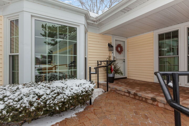 Property Photo: 6 The Court Of Lagoon View IL 60062