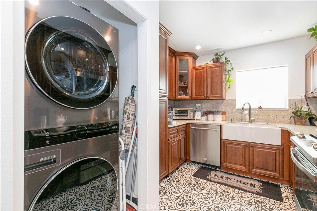 Property Photo:  1236 N Columbus Avenue 37  CA 91202 