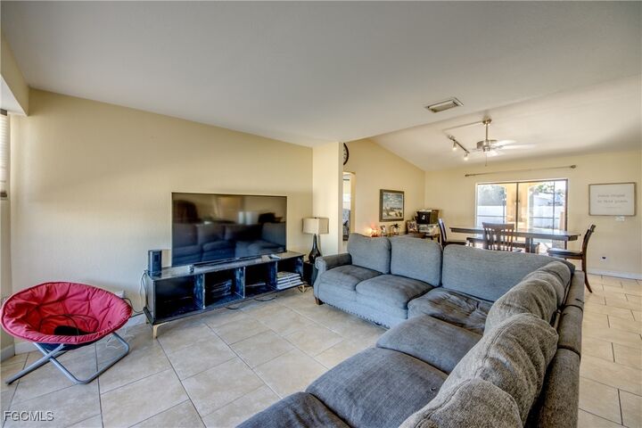 Property Photo: 1142 SE 19th Terrace FL 33990