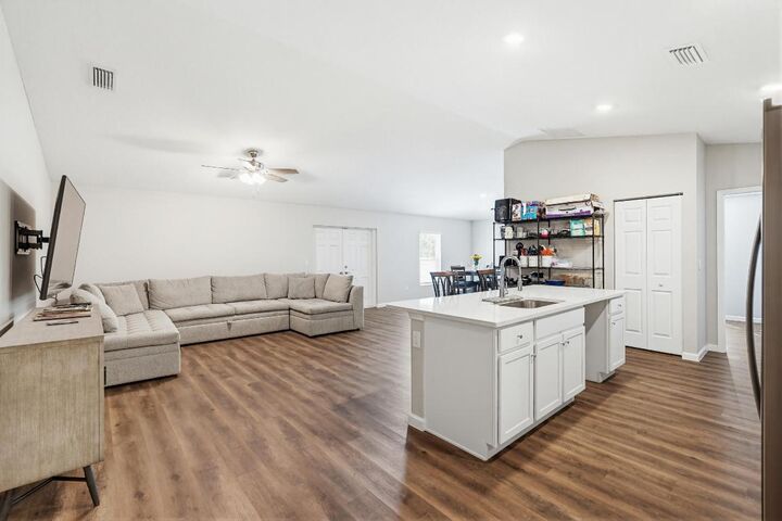 Property Photo:  521 NW Colonial Street  FL 34983 