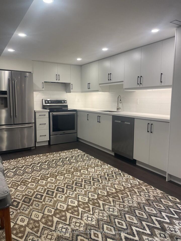 Property Photo:  1000 Lovingston Crescent  ON L4W 3K8 