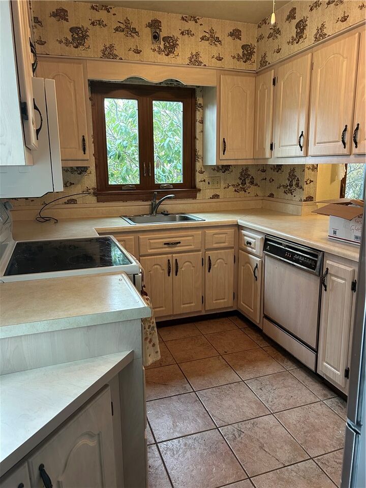 Property Photo:  1117 Schweitzer  PA 15135 