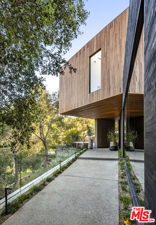 Property Photo:  2535 Hutton Dr  CA 90210 