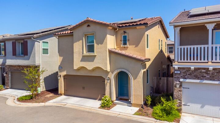 Property Photo: 915 Winchell Way W CA 93636