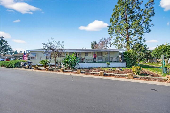 Property Photo:  2706 W Ashlan Avenue 86  CA 93705 