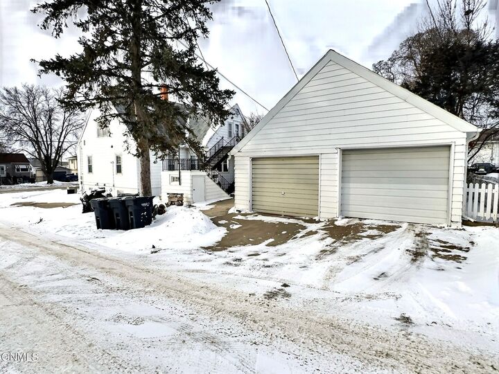 Property Photo: 1208 1st Street NW ND 58554
