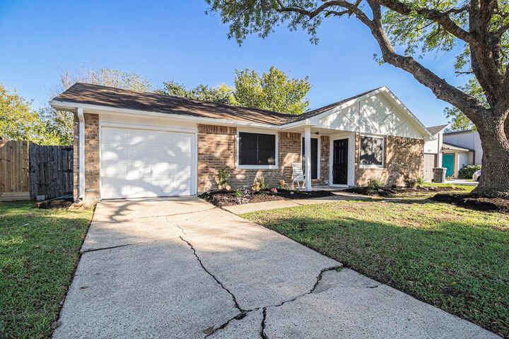 Property Photo:  1019 W Brompton Drive  TX 77584 
