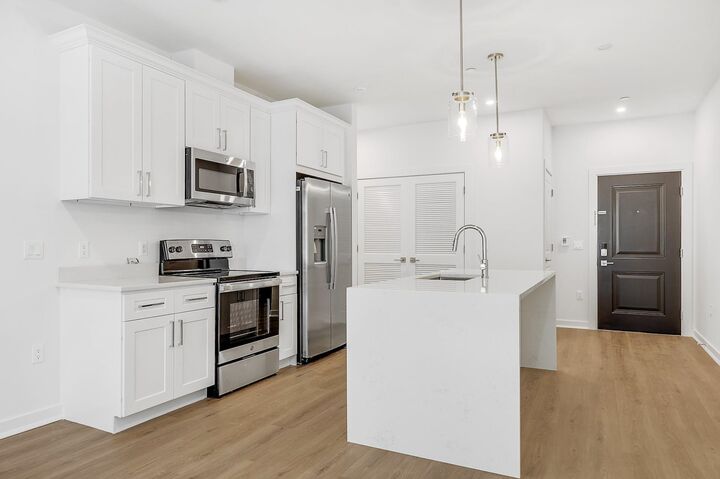 Property Photo:  74 Clarendon Pl 202  NJ 07601 