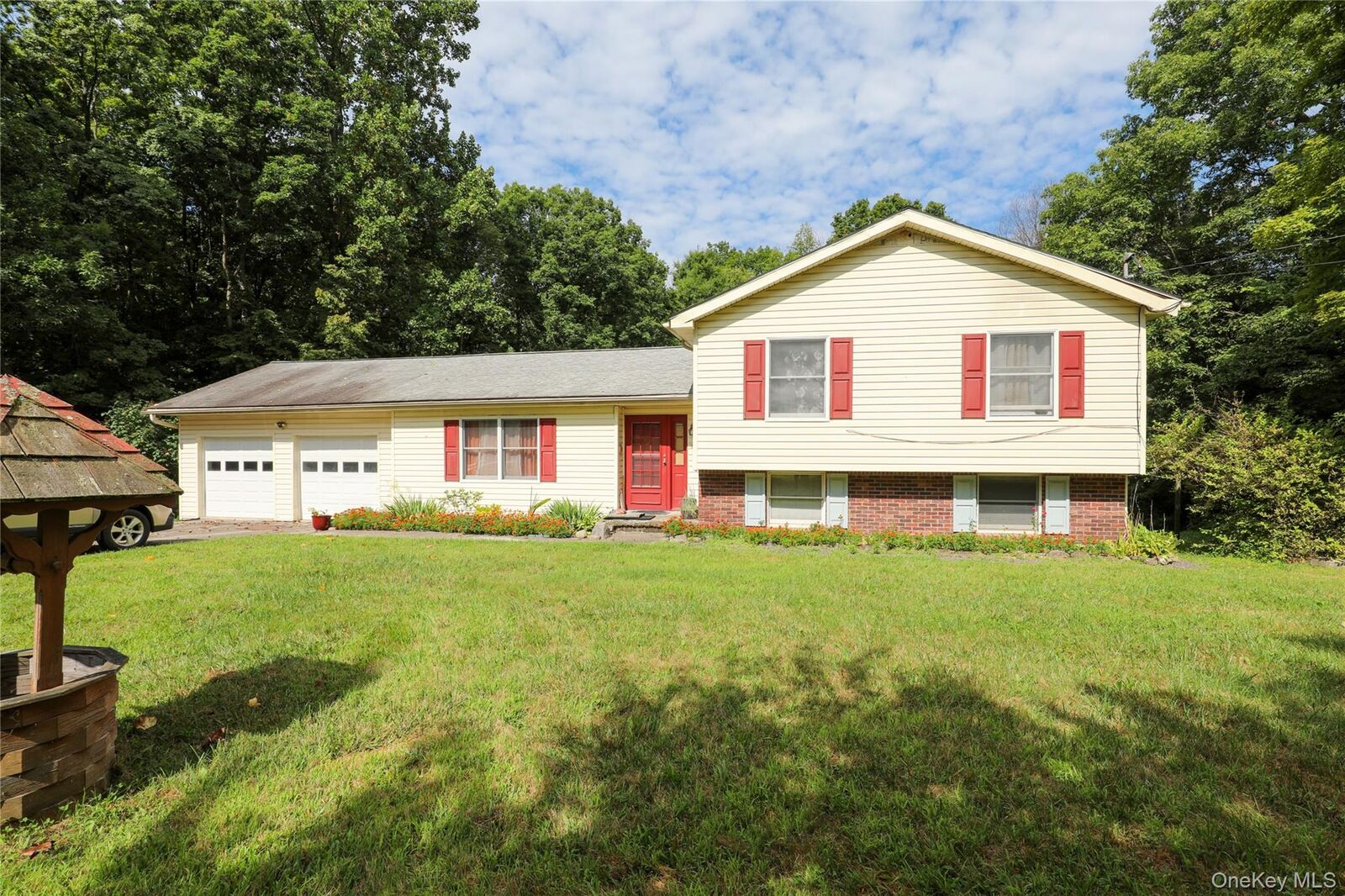 Property Photo:  38 Roxanne Boulevard  NY 12528 