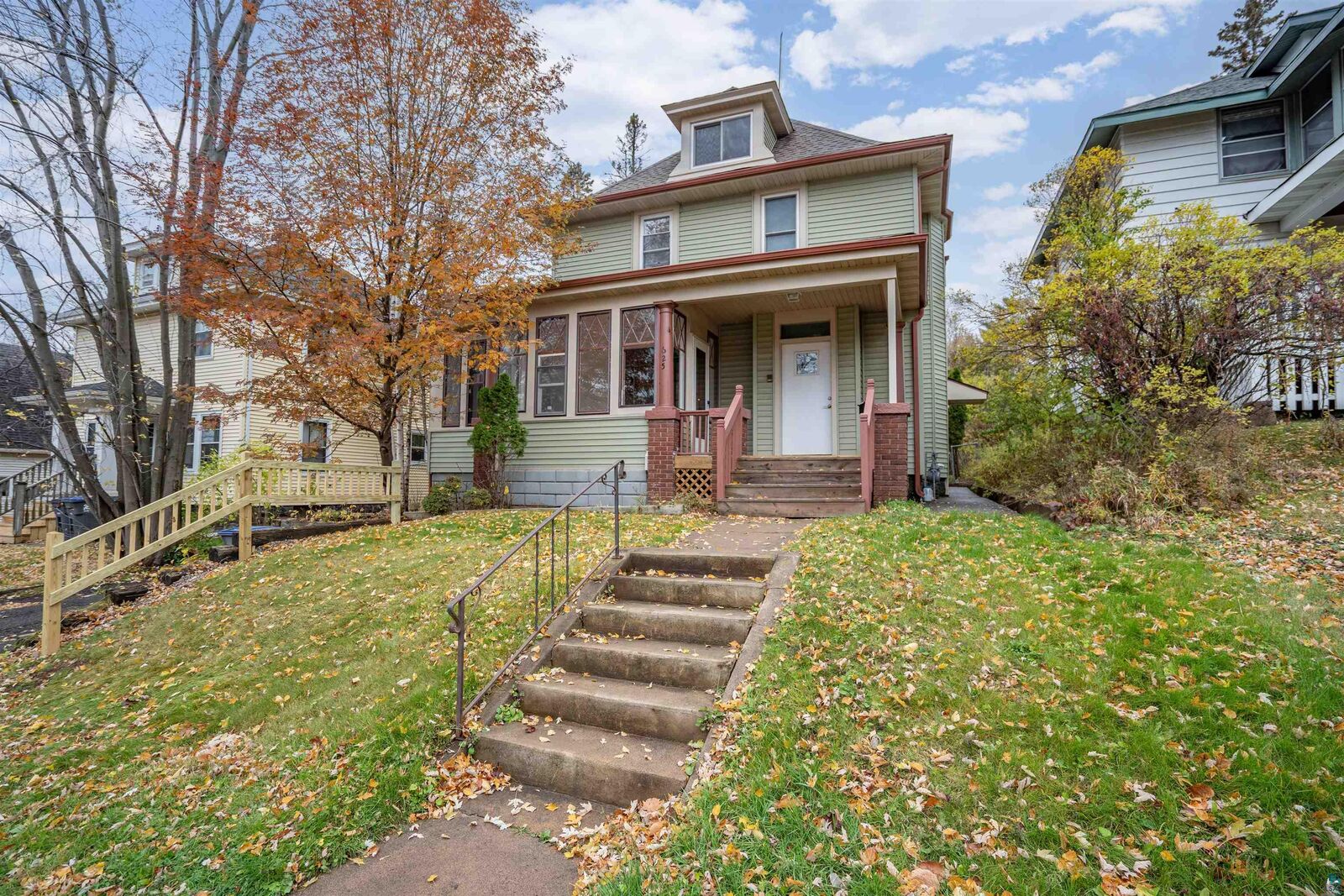 Property Photo:  625 Woodland Ave  MN 55812 