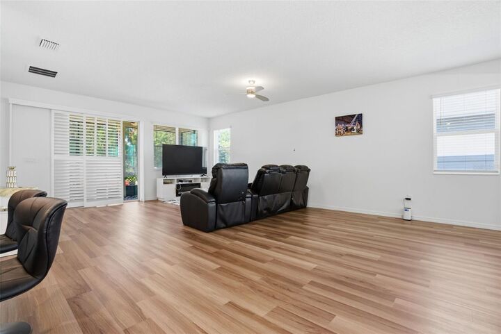 Property Photo:  404 Darcy Bluff Place  FL 33594 