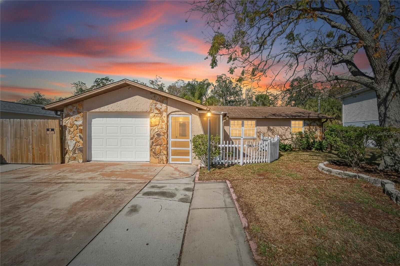 Property Photo:  8517 Horizon Lane  FL 34667 